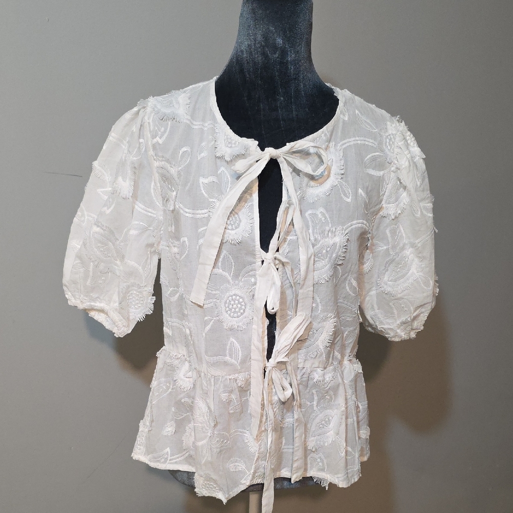 Ivy Los Angeles White Eyelash Embroidered Tie-Front Peplum Blouse | Size S |